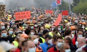 Miles de personas, entre ellas multitud de trabajadores de Alcoa, han protagonizado este domingo una protesta, con corte de la Autovía del Cantábrico incluido, como muestra de su rechazo al anuncio de la multinacional del aluminio de que iniciará un perí