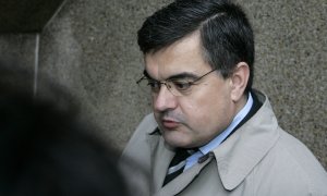 El director general adjunto de Competencia de la UE, Cecilio Madero-Villarejo, habla con los medios en Bruselas en una imagen de 2006. AFP/ GERARD CERLES