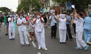 Profesionales sanitarios se han concentrado esta tarde frente al Hospital Niño Jesús, en Madrid, para denunciar la "privatización encubierta" que, a su juicio, va a emprender el Gobierno autonómico en este centro al aprobar su ampliación mediante un siste