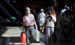 Gente paseando por el centro comercial de referencia de Girona, Espai Gironès, que ha abierto este martes, primer día laborable desde la entrada de la región sanitaria en la fase 2. /EFE