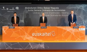 El consejero delegado de la compañía Euskaltel, José Miguel García, (i) acompañado Xabier Iturbe, (c) y José Ortiz al inicio de la Junta General de Accionistas de Euskaltel este martes que se ha celebrado de manera telemática. EFE