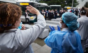 Varios sanitarios agradecen los aplausos durante el homenaje recibido por los trabajadores del transporte público en el Hospital de Navarra, el pasado 11 de abril. / EUROPA PRESS - EDUARDO SANZ