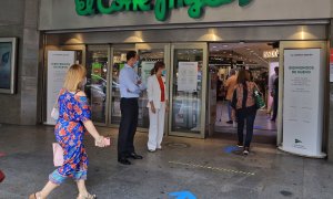 Varias personas entran en un Corte Inglés de Valencia respetando la distancia de seguridad durante la desescalada, de la pandemia del coronavirus. E.P./Enrique Palomares