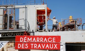 Trabajadores de la construcción en un edificio en Fontenay-sous-bois, cerca de París, con un cartel que dice "Inicio del trabajo", tras la suspensión de la actividad por la pandemia del coronavirus. REUTERS/ Charles Platiau