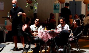 03/06/2020.- Jóvenes disfrutan de un vermú en una terraza del barrio del Poble Sec, en Barcelona. EFE/Toni Albir/Archivo