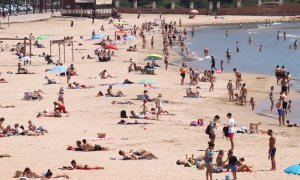 Pla mitjà de la platja de l'Arrabassada de Tarragona, amb banyistes i gent prenent el sol. Foto del 26 de maig del 2020 (Horitzontal). Eloi Tost | ACN