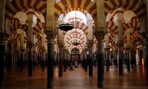 Un hombre, con un carrito de niño, visita la Mezquita de Córdoba, en su reapertura tras el cierre por la emergencia sanitaria durante la pandemia por coronavirus. REUTERS/Jon Nazca