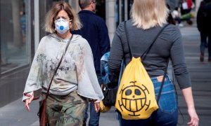 Un mujer se protege del coronavirus con una mascarilla en la Gran Vía de Murcia. EFE/Marcial Guillén/Archivo