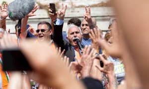 El excarabinero Antonio Pappalardo (C), fundador del movimiento de los"chalecos naranjas", pronuncia un discurso durante una protesta durante las celebraciones del 74 aniversario de la República italiana en Roma (Italia), este martes. Italia celebró hoy e