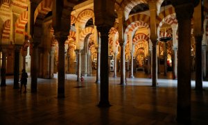 Una mujer visita la Mezquita de Córdoba, el primer día de su reapertura tras el cierre por la emergencia sanitaria debido a la pandemia del coronavirus. REUTERS/Jon Nazca