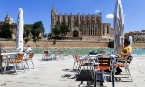 11/05/2020- . Un hombre toma una cerveza en un bar de Palma de Mallorca, en una imagen de archivo. / REUTERS - ENRIQUE CALVO