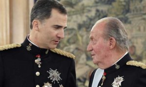 El rei Felip VI deixa al seu pare sense l'assignació a compte dels Pressupostos de l'Estat i anuncia la intenció de renunciar a l'herència. EFE