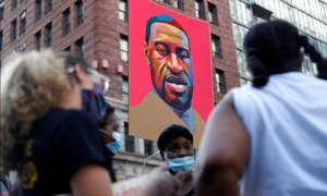 Un retrato de George Floyd durante una protesta contra la desigualdad racial tras su asesinato. En la ciudad de Nueva York. REUTERS / Shannon Stapleton