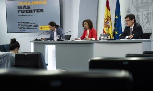 El vicepresidente de Derechos Sociales, Pablo Iglesias, la ministra portavoz y de Hacienda, María Jesús Montero, y el ministro de Sanidad, Salvador Illa, comparecen en rueda de prensa posterior al Consejo de Ministros. E.P./Maya Balanyà/Pool