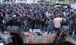 Pla obert de la manifestació de Nissan davant de l'edifici de Correus de la Via Laietana. AINA MARTÍ / ACN