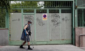 Un anciano pasea por el madrileño barrio de Carabanchel en Madrid, este martes en la Comunidad durante la fase 1 de desescalada. EFE/ Mariscal