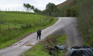 Un pasiego camino de la siega con el dalle tradicional.  GEMA RODRIGO