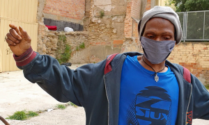 Residente africano del Casco Antiguo de Lleida. FERRAN BARBER.