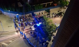 Cordó de seguretat dels Mossos d'Esquadra per evitar que els agressors de l'atac racista a un edifici de joves migrants no poguessin accedir a la façana de l'habitatge. @SaraMMP