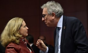 La vicepresidenta de Asuntos Económicos, Nadia Calviño, con el ministro de Finanzas de Luxemburgo, Pierre Gramegna, durante una reunión del Ecofin en Bruselas, el pasado enero. AFP/JOHN THYS