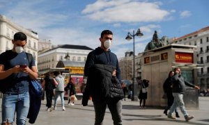 Dos hombres pasean con mascarilla en la Puerta del Sol de Madrid. EFE.