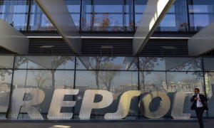 El logo de la petrolera Repsol, en el exterior de su sed en Madrid. AFP/PIERRE-PHILIPPE MARCOU