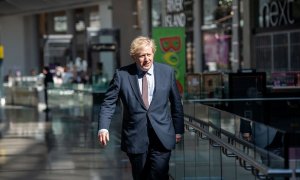 El primer ministro británico, Boris Johnson, visita las tiendas del centro comercial Westfield Stratford, al este de Londres, que han puesto en marcha medidas de seguridad tras la alerta sanitaria por la pandemia del coronavirus.. REUTERS/John Nguyen/Pool