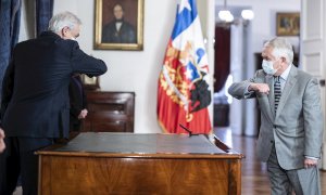 Fotografía cedida por la Presidencia de Chile del presidente de Chile, Sebastián Piñera (i), saludando al nuevo ministro de Salud, Enrique París (d), durante la toma de posesión este sábado en el Palacio de La Moneda en Santiago. /EFE