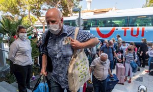 Llegada de los primeros turistas alemanes al Hotel Riu Concordia de Palma este lunes. El plan piloto para la llegada de turistas extranjeros a las islas Baleares bajo supervisión de las autoridades sanitarias de las islas se ha estrenado con la llegada a