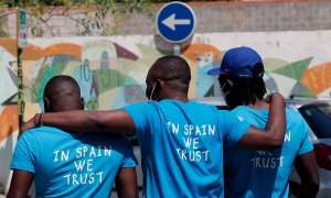 Miembros de la Asociación Aquarius Supervivientes 2018 tras presentar, coincidiendo con el segundo aniversario de la llegada del buque con 630 inmigrantes al puerto de València, el balance de su situación y anuncia un acto reivindicativo para el sábado 20