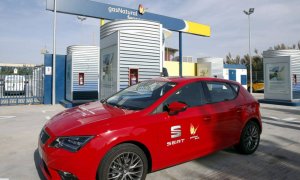 Un coche propulsado por gas permanece aparcado junto a una estación de repostaje. EFE