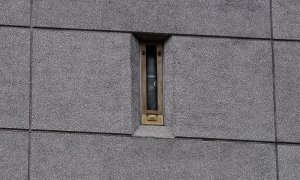 12/06/2020 -Un prisionero mira por la ventana de la cárcel mientras los manifestantes por el asesinato de  George Floyd se reúnen frente al centro de detención federal en el centro de Miami. / AFP -CHANDAN KHANNA