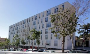 El bloc de la plaça Alfons Comín on té els habitatges Azora.