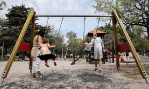 Varios niños juegan en un parque infantil este martes en Valencia, reabiertos desde ayer lunes cuando la Comunitat Valenciana entro en Fase 3. EFE/Ana Escobar