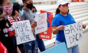 Un grupo de jóvenes migrantes se manifiesta frente a la sede del Tribunal Supremo de EEUU, en Washington. - EFE