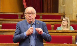 Pla mitjà del conseller d'Educació, Josep Bargalló, intervenint al ple del Parlament el 21 de maig del 2020. JOB VERMEULEN / ACN