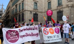 Manifestants de marea blanca en defensa de la sanitat pública a la plaça de Sant Jaume de Barcelona, el 20 de juny del 2020. ACN/ Cedida per Alba Legide.