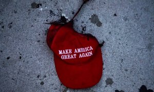 Gorra con el eslogan de Trump, tirada tras unas protestas en Tulsa.  REUTERS/Lawrence Bryant