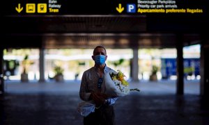 GRAFAND9619. MÁLAGA, 22/06/2020.- Un hombre espera la llegada de su pareja procedente del extranjero en el aeropuerto de Málaga-Costa del Sol hoy lunes en el primer día laborable de la "nueva normalidad" que deja atrás el estado de alarma y permite la mov