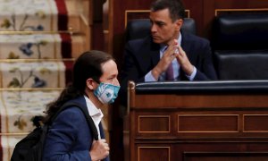 El vicepresidente segundo del Gobierno, Pablo Iglesias, pasa ante el presidente del mismo, Pedro Sánchez. - EFE