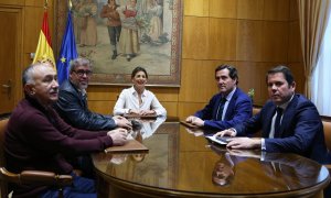 Foto de enero de 2020, de la ministra de Trabajo, Yolanda Díaz, con los secretarios generales de UGT y CCOO, Pepe Álvarez y Unai Sordo, y los presidentes de CEOE y de Cepyme, Antonio Garamendi y Gerardo Cuervas.