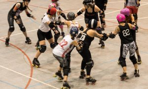 Una jugada en un partit de 'roller derby'. MIGUEL VELASCO ALMENDRAL