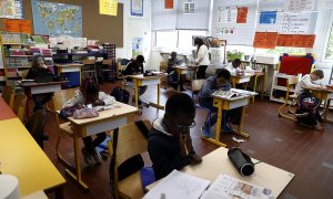 Aula de un colegio francés en Poissy, el pasado 5 de mayo. EFE/EPA/IAN LANGSDON / ARCHIVO