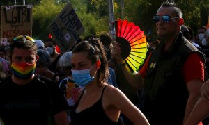 Cientos de personas participan en la celebración del 'Día del orgullo 2020' en Barcelona organizada por la Federación Estatal de Lesbianas, Gais, Trans y Bisexuales (FELGTB). EFE/Quique García