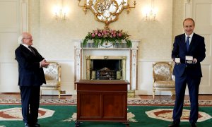 El primer ministro irlandés, Micheál Martin (derecha), junto al presidente, Michael Higgins. / EFE