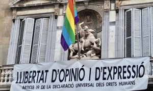 La bandera de l'Arc de Sant Martí penjada a la façana del Palau de la Generalitat.