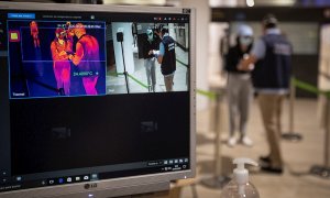 24/06/2020.- Pantallas térmicas y visual de los pasajeros en el interior del aeropuerto de San Pablo en Sevilla. / EFE - JOSÉ MANUEL VIDAL