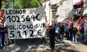 Vecinos protestan ante la llegada de los reyes al Polígono Sur de Sevilla.  S. R.