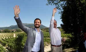 8/06/2020.- El presidente del PP, Pablo Casado, y el candidato a lehendakari, Carlos Iturgaiz, durante el acto electoral que la coalición de su partido con Ciudadanos ha celebrado este domingo en la localidad riojanoalavesa de Labastida. EFE/ David Aguila