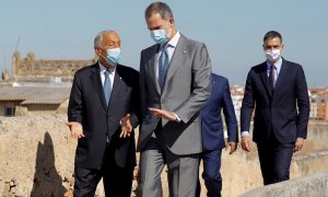 01/07/2020.- El rey Felipe VI (i) y el presidente del Gobierno, Pedro Sánchez (d) a su llegada al acto oficial de la reapertura, tras tres meses y medio cerradas por el coronavirus, de la fronteras entre España y Portugal este miércoles en Badajoz. EFE/Ba